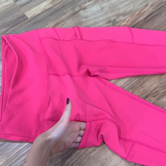 Bright pink gottex leggings. Great for yoga and workouts. They have pockets :) - Picture 6 of 7